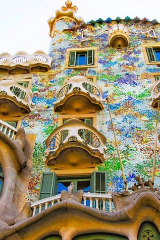 Bunte Mosaikfassade der Casa Batlló in Barcelona mit geschwungenen Balkonen