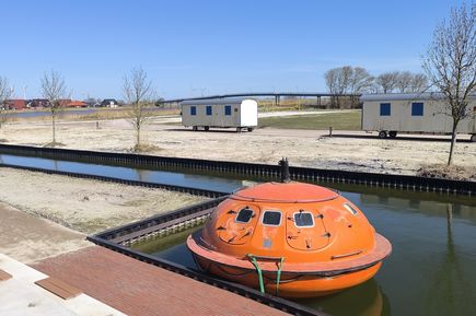 Rettungskapsel als Hotelzimmer auf dem Wasser