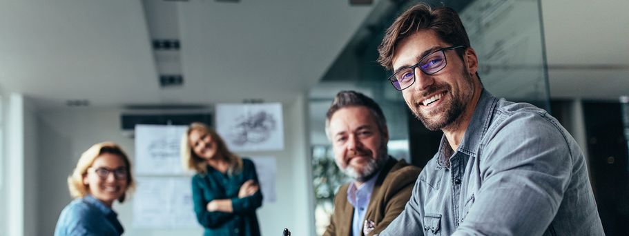 Vier Geschäftsleute beim Meeting