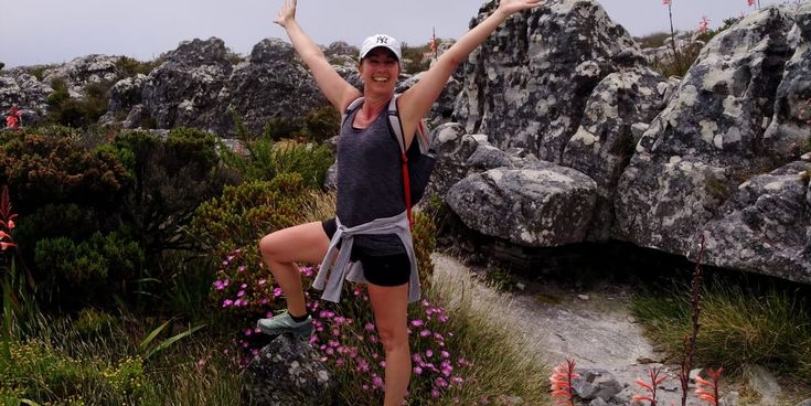Blick über Bangkok bei Sonnenuntergang mit dem Chao-Phraya-Fluss, modernen Hochhäusern und traditionellen Tempeldächern – Verbindung von Kultur, Moderne und pulsierendem Stadtleben in Thailands Hauptstadt.