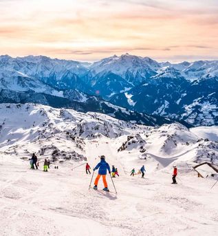 Tirol: Skifahrer auf der Piste