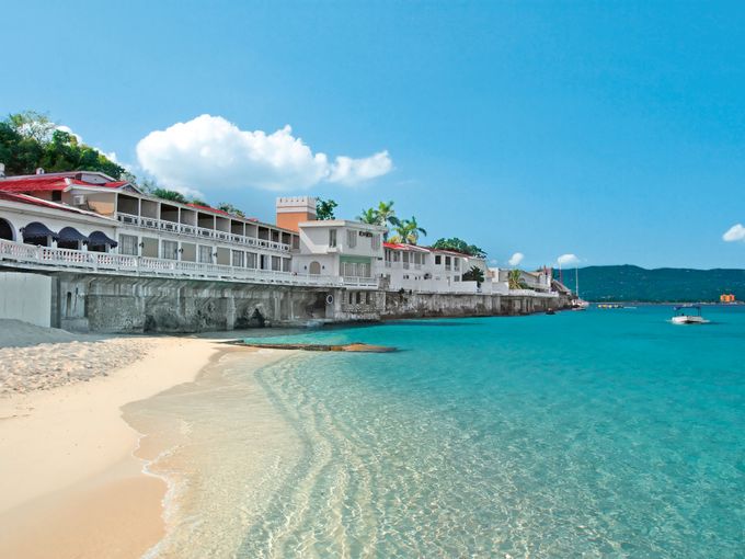 Weißes Gebäude direkt am Strand bei Montego Bay