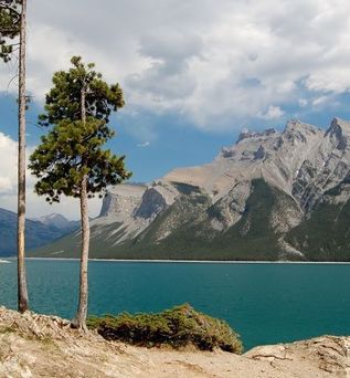 See vor Bergkulisse in Kanada Westen