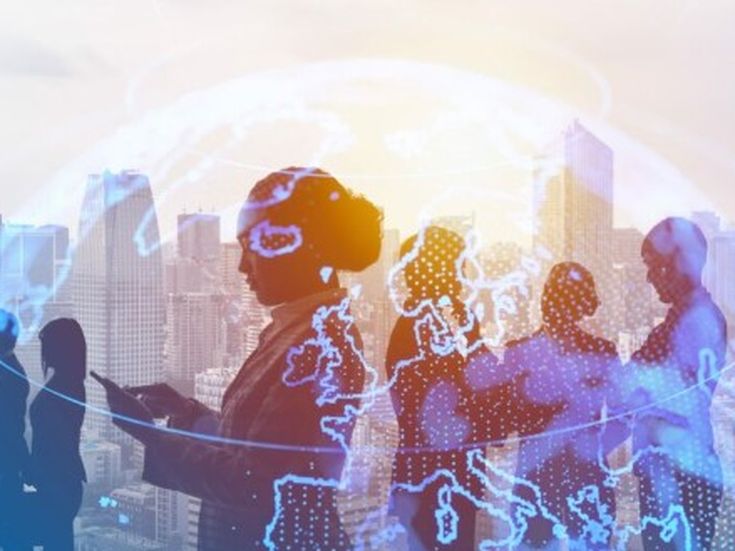 Silhouetten von Geschäftsleuten vor einer modernen Skyline mit digitaler Weltkarte – Symbol für internationale Zusammenarbeit und globale Vernetzung.