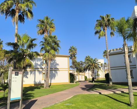 Gang durch die Clubanlage und Gärten