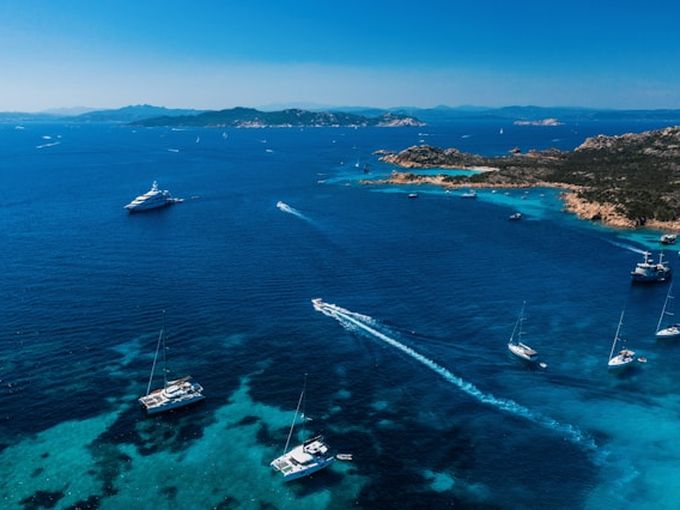 Blaues Meer mit vielen kleinen Booten und Yachten