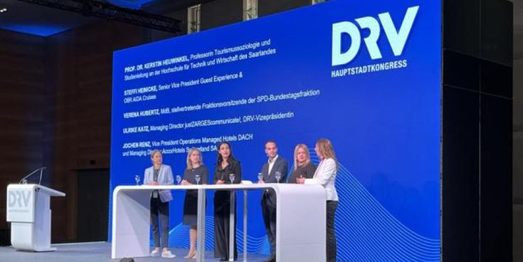 Podiumsdiskussion beim DRV-Hauptstadtkongress mit fünf Fachleuten vor blauem Hintergrund – Symbol für Branchendialog und Diversität im Tourismusvorstand.