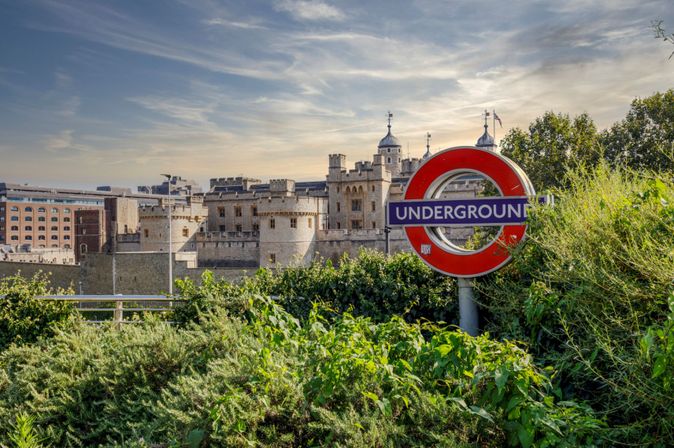 Blick auf Gebäude in London mut Undergrund Schild im Vordergrund