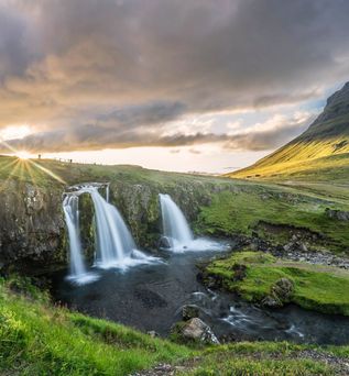 Wasserfall + Grüne Landschaft in Island