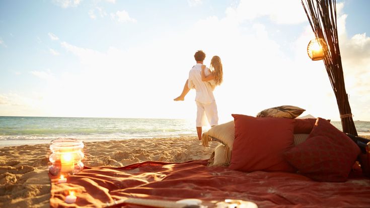 Mann-trägt-Frau-auf-dem-Arm-am-Strand