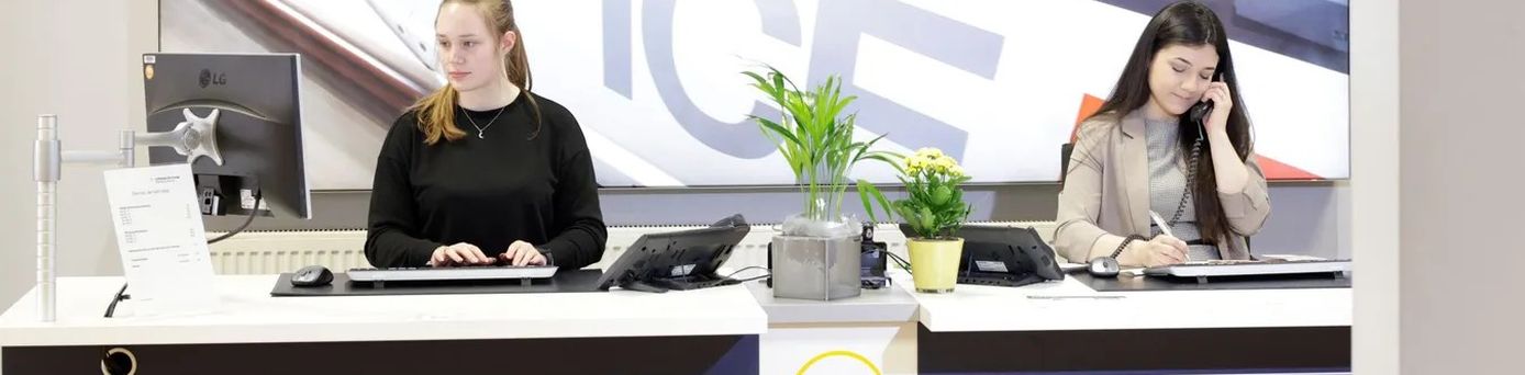 Business Travel Beratung mit persönlichem Ansprechpartner im Gespräch mit Kunden