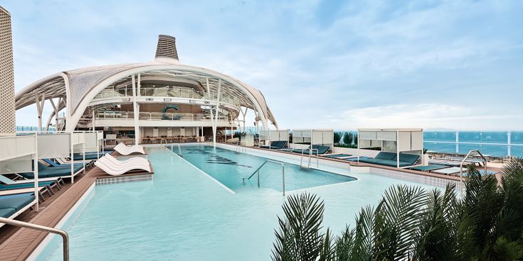 Außenpool an Bord der Mein Schiff Relax