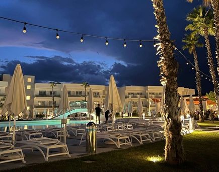 Beleuchteter Pool des Aldiana Clubs Calabria