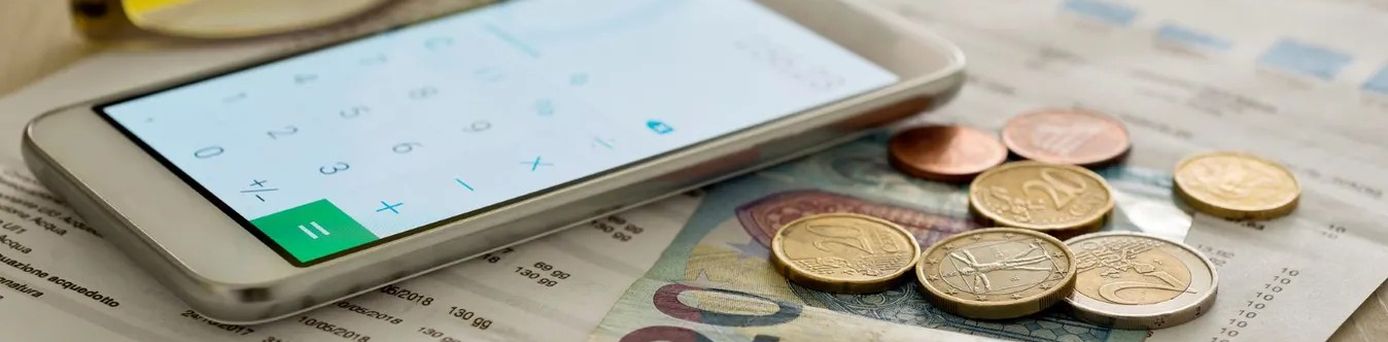 Geschäftsreisende im Ausland mit Reisekostenabrechnung und Übersicht zu Verpflegungspauschalen 2026