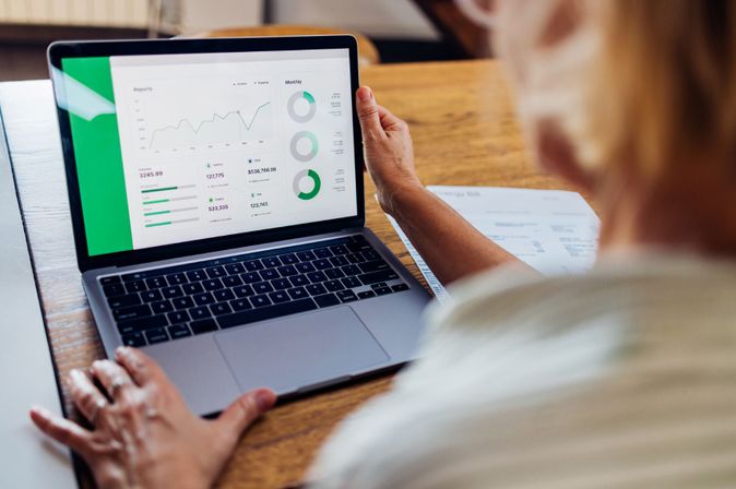 Frau sitzt am Laptop und analysiert Daten