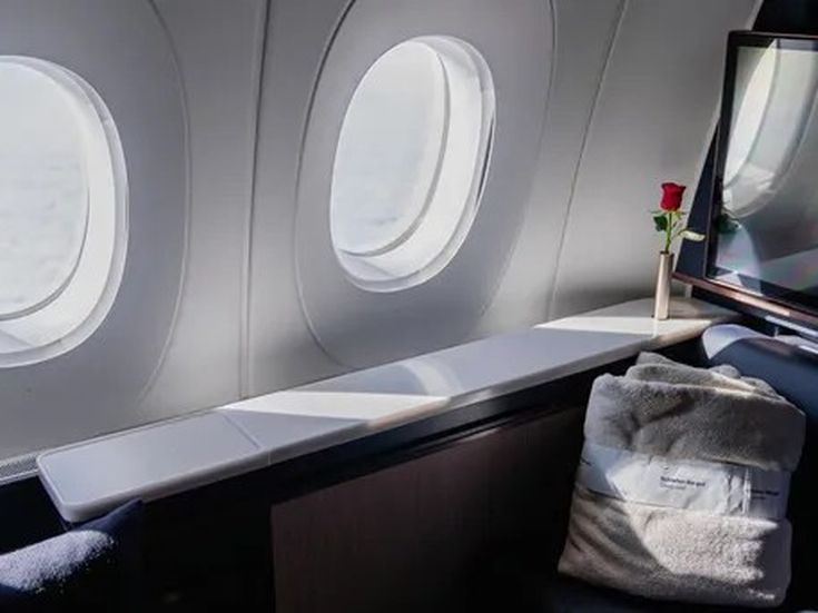 Sitzplatz in der Lufthansa First Class mit Kabinenfenstern und Bordmonitor