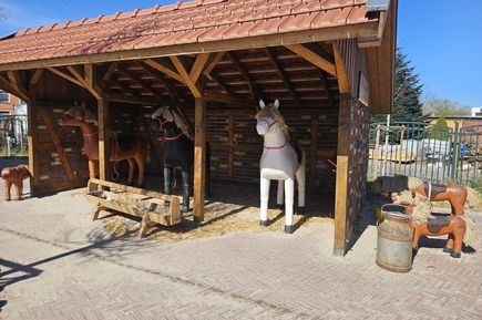 Pferdestall mit Spielpferden für Kinder