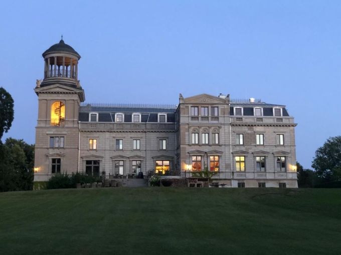 Blick auf Schloss Kaarz im Abendlicht