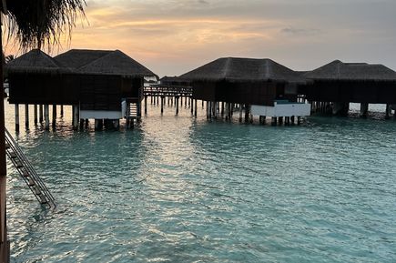 Wasservillen auf Stelzen bei Sonnenuntergang