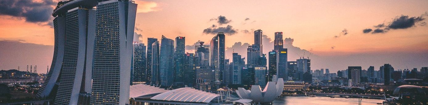 Singapur Skyline bei früher Nacht