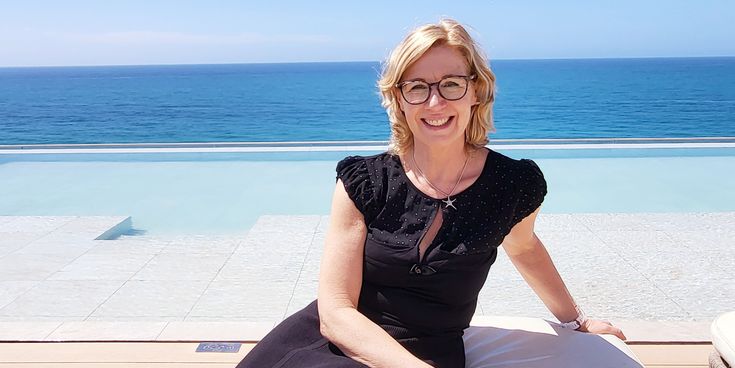 Ulrike Damhus auf der Dachterrasse des Clubs