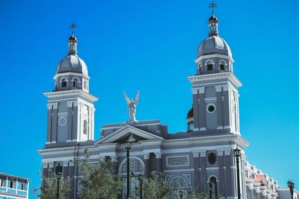 Historisches Gebäude mit zwei Kuppeln in der Stadt Santiago de Cuba