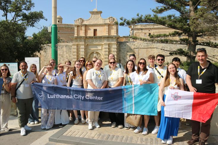 Gruppenfoto mit Lufthansa City Center-Banner