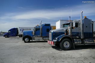 Trucks warten auf Parkplatz in Ostkanada