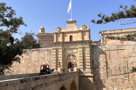 Tor aus Stein mit einer steinernen Brücke