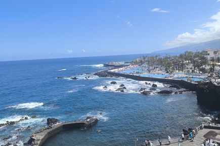 Blick über die Strandpromenade und die Meerwasserpools auf Teneriffa