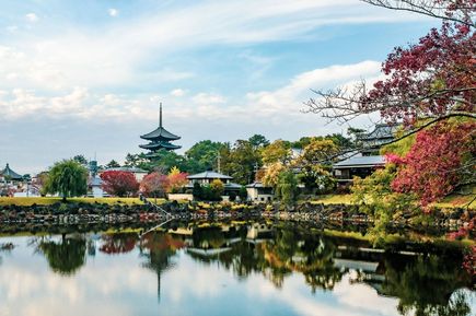 Blick auf Tempel und See in Nara