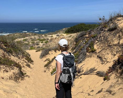Monika Heuer zwischen Dünen auf dem Weg zum Strand