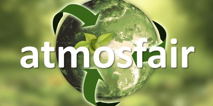 Logo von atmosfair mit einer grünen Erdkugel und Pfeilen als Symbol für nachhaltiges Reisen und CO₂-Kompensation.