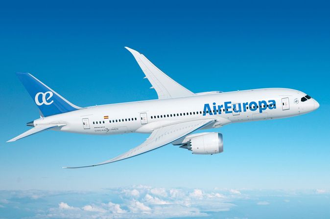 Flugzeug unseres Partners Air Europa am Himmel