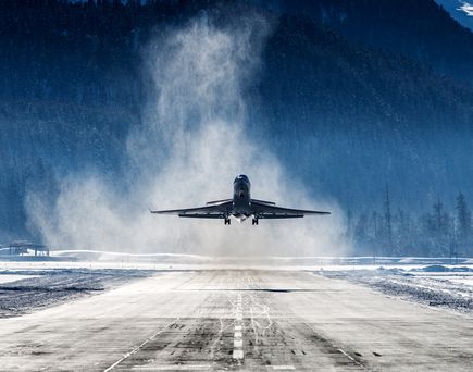 Startender Flieger auf vereister Startbahn