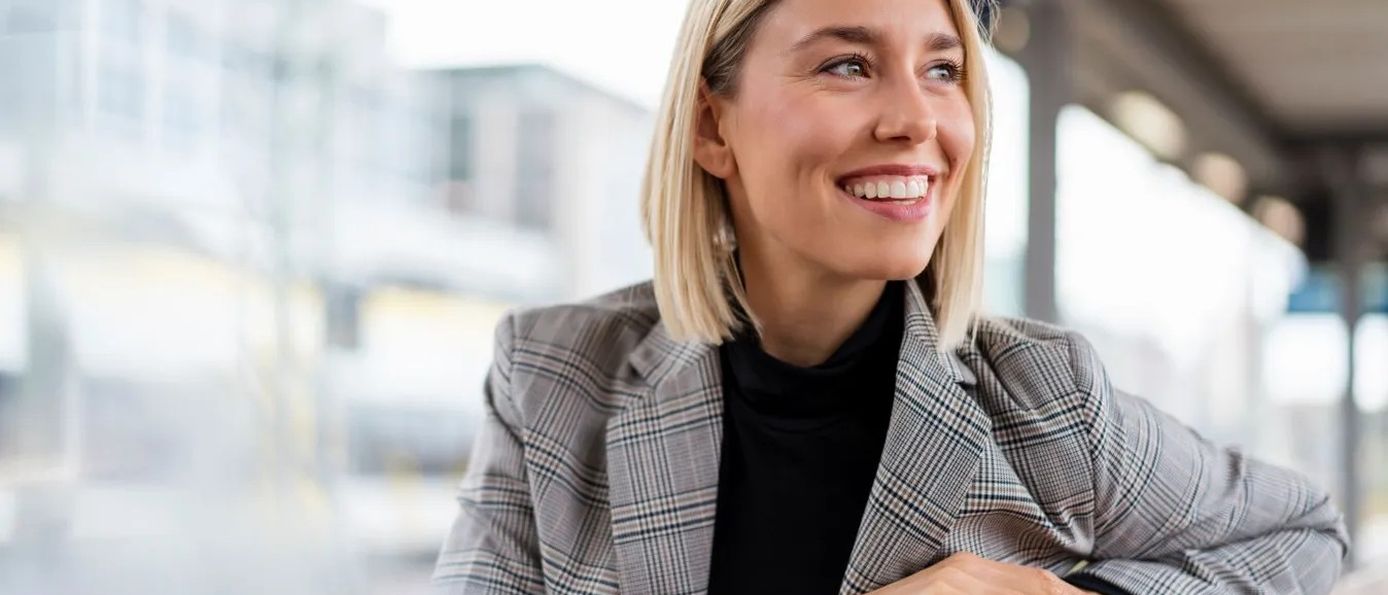 Geschäftsreisende in modernem Arbeitsumfeld als Ausdruck einer strategisch ausgerichteten Travel Policy.