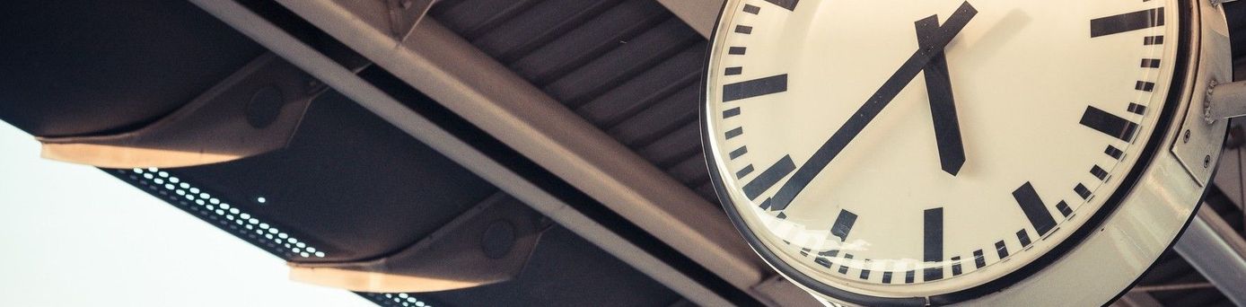 Uhr am Bahnhof