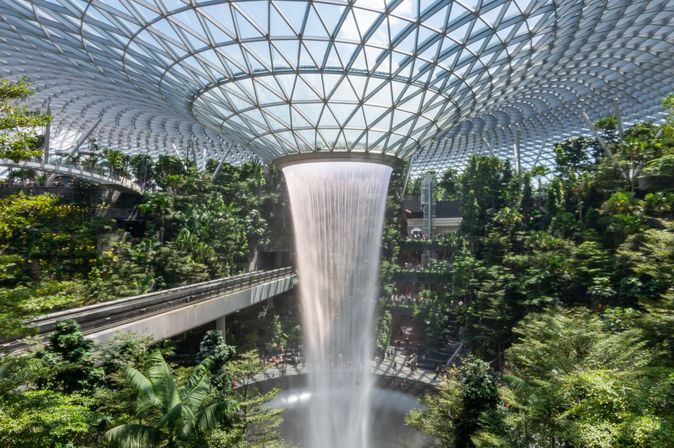 Innen-Wasserfall an Decke am Jewel at Changi Airport - Singapurs Flughafen