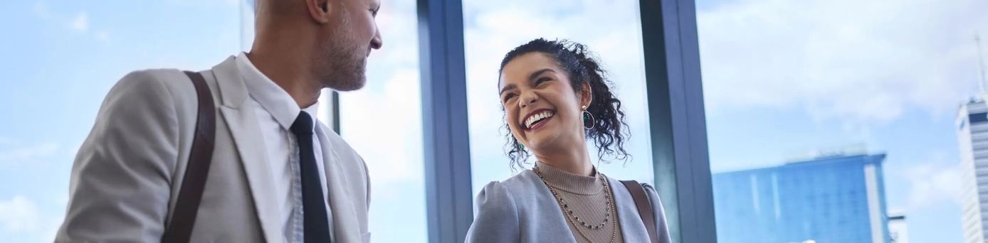 Zwei Geschäftsreisende im Gespräch auf einer Geschäftsreise