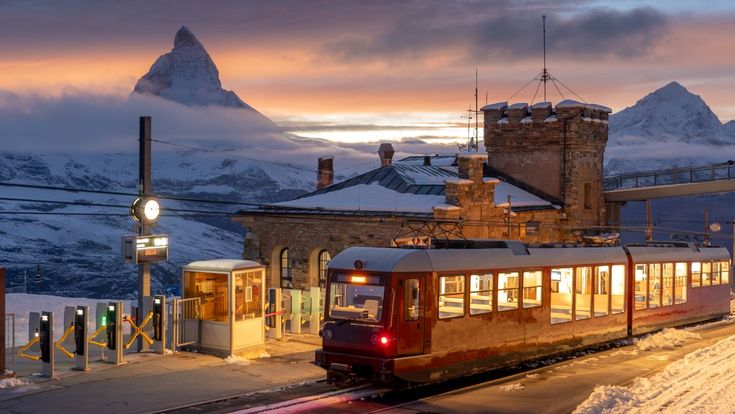 Matterhorn-Szene mit der Gornergratbahn, einem der Wahrzeichen von Zermatt in der Schweiz.