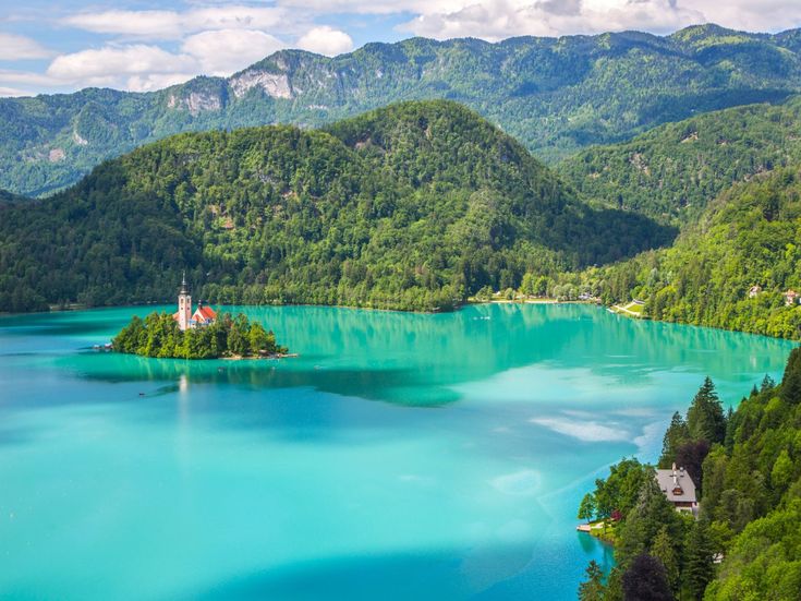 Blick auf die historischen Häuser mit roten Ziegeldächern im Stadtteil Gorica von Berat in Albanien, eingebettet in grüne Gärten und enge Gassen einer UNESCO-Welterbestadt.