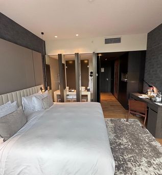 Elegantes Hotelzimmer mit großem Bett, warmem Licht und stilvollem Interieur im Anantara Grand Hotel.