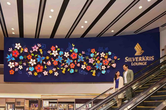 Glaskunstinstallation mit dem Batikmotiv von Singapore Airlines vor der SilverKris Lounge am Changi Airport Singapur