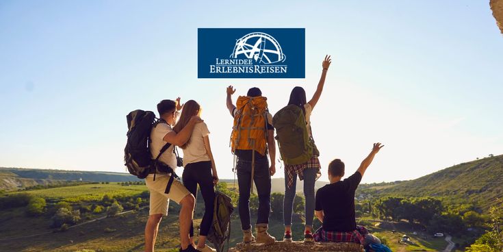 Eine Gruppe junger Wanderer steht auf einem Felsen und blickt in eine sonnige, weite Landschaft. Einige heben die Arme und tragen Rucksäcke. Oben im Bild befindet sich das Logo von „Lernidee Erlebnisreisen“.