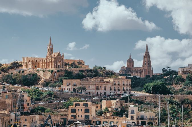 Blick auf Küstenort vom Hafen in Gozo