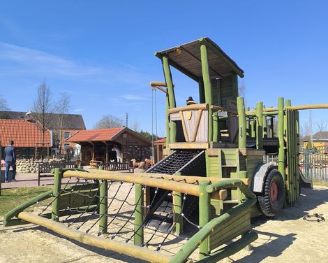 Klettergerüst, das aussieht wie ein Mähdrescher