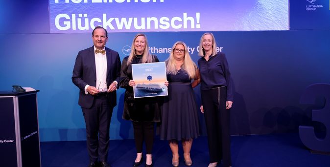Freude bei den Ausgezeichneten und dem Organisator der Abstimmung: Mein Schiff Flow ist das Schiff des Jahres 2026 bei Lufthansa City Center