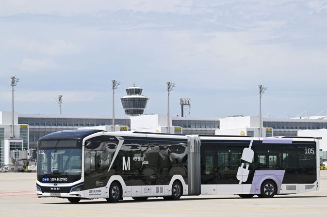 Elektro-Passagierbusse mit Flughafen München Branding