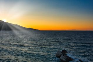 Sonnenuntergang im Meer vor Griechische Ägäis Insel Samos