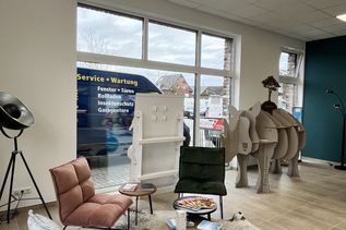 Gemütlicher Loungebereich mit modernen Sesseln, Couchtischen und Prospekten in der FERNWEHER Reiselounge